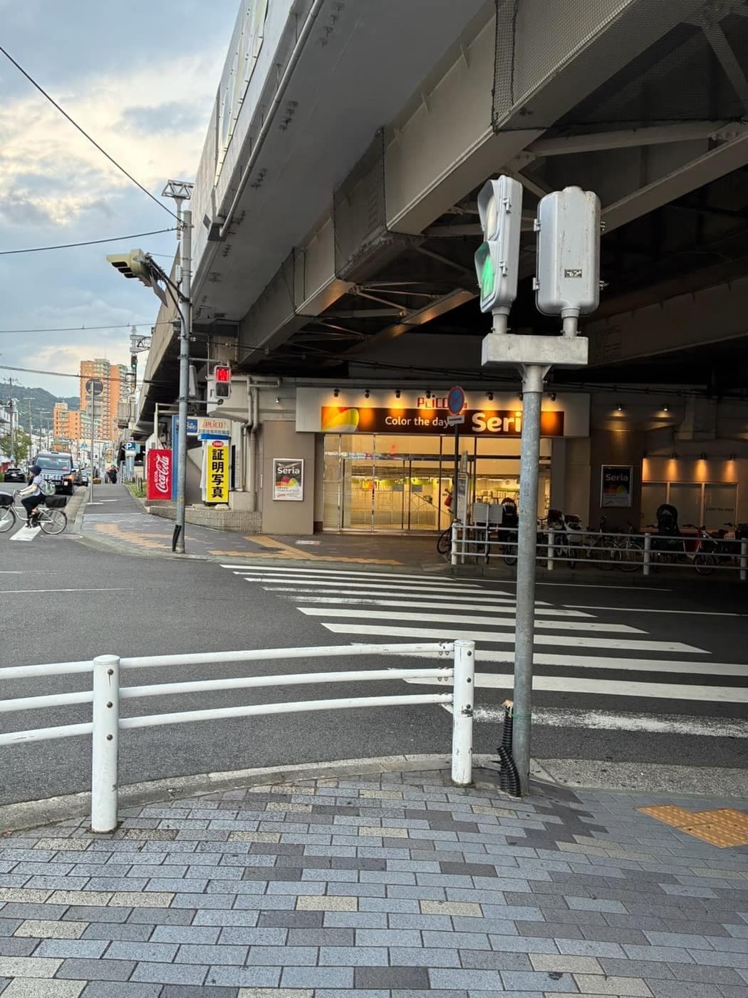 高架下の100円ショップ「セリア」と、その手前の横断歩道
